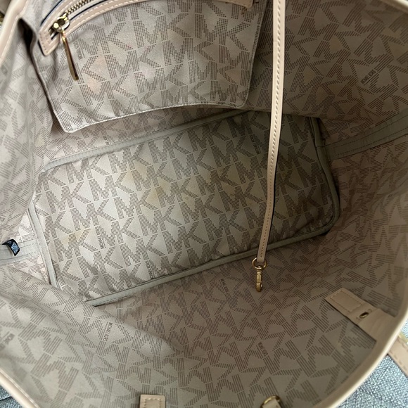 Michael Kors Logo Tote - Picture 13 of 15